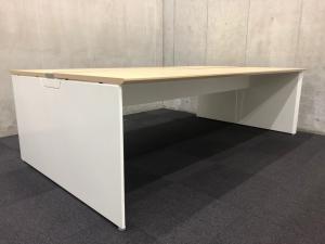 【倉庫在庫品】【今のオフィスはナチュラル！】オカムラ（okamura）プロユニットフリーウェイ (ProUnit Freeway)　フリーアドレスデスク　幅2000㎜／色：ナチュラル（ネオウッドライト）／4名様推奨　オフィスバスターズ　梅田本店