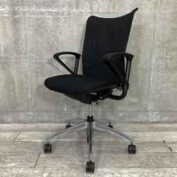 【デザインと機能をともに充実させた欲張りなチェア！】■イトーキ（ITOKI）プラオアルファ　メッシュチェア　ハイバック　■固定肘付き　中古　■ブラック【通気性抜群のメッシュ！】