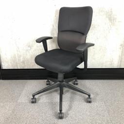 【身体の動きに柔軟にフィット！快適な座り心地が人気のスチールケース製！】■スチールケース（Steelcase）製　レッツビーチェア（LetsB）　肘付き　ハイバック　■可動肘　■ブラック