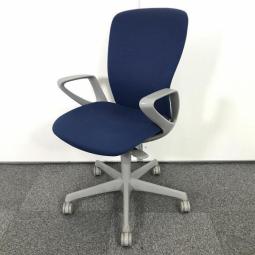 【シンプルなデザインと厚みのあるクッションが大人気！機能充実のワーキングチェア】■オカムラ（okamura）　スラート（sulato）　ハイバック肘あり　デザインアーム　■ミディアムブルー【弊社使用欄：A00977892】【SN】