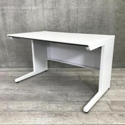 シンプルなホワイトデスク！引出無で足元すっきり！ワゴンと組み合わせての使用も可能です！
■コクヨ/アイエス（iS）/ホワイト　幅1200×奥行浅めの650mm！