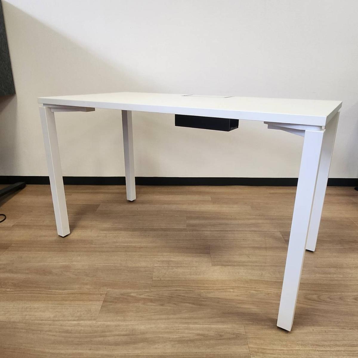 【スタイリッシュなミーティングテーブル！オフィスデスクとしてもお使いいただけます！】■コクヨ（KOKUYO）　ワークフィットシリーズ　ミーティング　平机　W1200×D600　■配線口　■天板：ホワイト/脚：ホワイト　【2504】弊社使用欄【A01012887】
                        ワークフィット
                                    中古
            