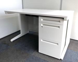 【清潔感のあるホワイトカラーの平机！スタンダードな幅1200㎜！】■オカムラ(OKAMURA)製　アドバンス(ADVANCE)シリーズ　平机＋ワゴンセット　■引き出し無し　■幅1200mm　■ネオホワイト※付属のワゴンは在庫状況によりシリーズが異なる場合がございます。