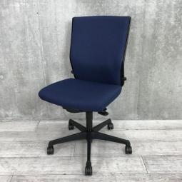 【長時間のデスクワークもランバーが快適にサポート！オフィスの定番チェア！起業や入替に！】■オカムラ（okamura）製　エスクードチェア (ESCUDO)　肘無し　ハイバックチェア　■ダークブルー　■ランバー付【弊社使用欄：A01007873】