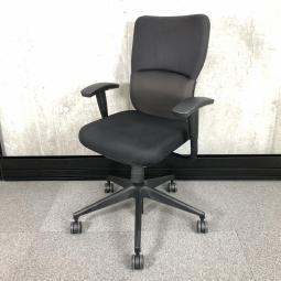 【訳アリ商品】【身体の動きに柔軟にフィット！快適な座り心地が人気のスチールケース製！】■スチールケース（Steelcase）製　レッツビーチェア（LetsB）　肘付き　ハイバック　■可動肘　■ブラック
