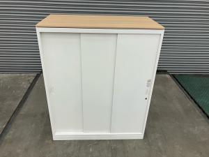 【中古】 レクトライン 4B453Y ZA75 オカムラ/okamura ローキャビネット／引き違い 517933
【中古】 レクトライン 4B453Y ZA75 オカムラ/okamura ローキャビネット／引き違い 【スライド引き戸だから開閉スペースに困らない優れもの！！　天板付きのローキャビネット！】■okamura（オカムラ）製　レクトラインシリーズ　3枚戸タイプ　引き違い書庫　■本体：ホワイト　天板：ナチュラル木目　■シリンダー錠　■鍵なし