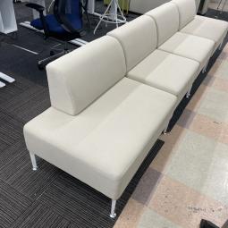 【限定1セット】4大メーカー　オカムラ　アルトリビング　 Alt Living　ソファー　アイボリー　おしゃれ　ロビーベンチ　打ち合わせ　待合室　受付　オフィス家具＊福岡市で、中古オフィス用品・オフィス家具をお探しなら「オフィスバスターズ福岡南店」へ＊福岡でのオフィス用品一式ご手配可能！