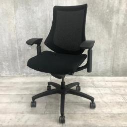 【姿勢の変化にフレキシブルに対応する高機能メッシュチェア！】■イトーキ（ITOKI）製　エフメッシュ　肘付ハイバック　■可動肘　■背面メッシュ　■ブラック