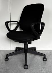 【座る人を選ばないフィット感!!】■プラス（PLUS）　プリセア（Presea）　肘付ハイバック　■固定肘　■ブラック　【身体にフィットするクッション】
