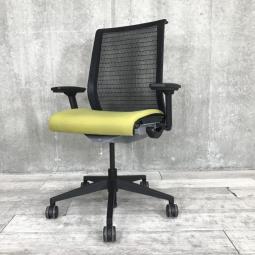 【ワイヤーが体にフィットするアメリカ発の大人気商品！長時間の着座ストレスを軽減！】/オススメ(おすすめ) /人気商品【弊社使用欄：A01013845】 ■スチールケース製　シンクチェア　肘付ハイバック　メッシュバック　可動肘　背面：ブラック/座面：オリーブグリーン