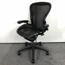 【世界中のワーカーを魅了！オフィスチェアの最高峰！世界的にも有名なワーキングチェアが登場！】■ハーマンミラー（Herman Miller）製　アーロンチェア　肘付ハイバック　Bサイズ　クラシックタイプ　■ブラック　■背・座面メッシュ　■可動肘付