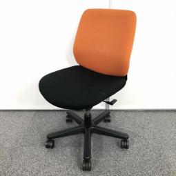 【在庫入替セール品！】【クッション性が高く座り心地が良い！】【華やかなアクセントカラー！女性の多いオフィスに】■イトーキ（ITOKI）　トルテチェア　肘無ローバック　■背面：アンバーオレンジ/座面：ブラック【AD】