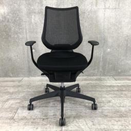 【在庫入替セール品！】【イスとひとつになれる新感覚！】■コクヨ製　イングチェア　メッシュタイプ　肘付　ブラック　※背上部にホツレがあるためお安く！【KOKUYO　ing】