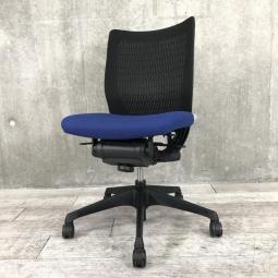 【在庫入替セール品！】【人間工学に基づいた快適な座り心地！】■オカムラ（okamura）　ヴィスコンテ（Visconte）　肘無し　ローバック　■背面：ブラックメッシュ/座面：ミディアムブルー