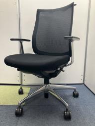 【コクヨ製の高級チェア！高級感のあるオールブラック仕様！応接室や会議用にもおすすめ！】 ■コクヨ(KOKUYO)製　ベゼル　肘付ハイバックチェア　■ブラック　■固定肘 　■メッシュ　■コートハンガー付き