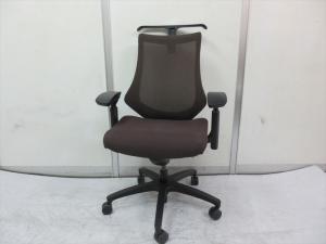 【スタイリッシュなデザインのメッシュチェア・姿勢の変化にフレキシブルに対応！】■イトーキ　エフチェア　ハイバック肘付き　■可動肘　メッシュバック　■チョコレートブラウン/オススメ(おすすめ) /人気商品【倉庫在庫品】【TH】