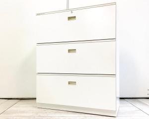 【A4ファイルも沢山収納可能！ホワイトカラーの人気シリーズ３段ラテラル書庫！】■イトーキ（ITOKI）　シンライン (THIN LINE)　３段ラテラル書庫　ローキャビネット　■ホワイト　■シリンダー錠　■天板付き　ベース付き