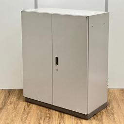 【商品入替のため、残り1台限り】イトーキ製　シンラインシリーズ　ニューグレー　ローキャビネット　扉を開ければ中身が一目瞭然　両開き書庫！！