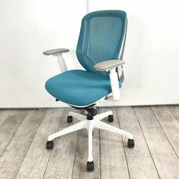 【前傾チルト機能付き！】【オカムラ製品で最も人気を集める高機能メッシュチェア！】/オススメ(おすすめ) /人気商品【弊社使用欄：A00992096】■オカムラ（okamura）製　シルフィ（Sylphy）チェア　肘付きローバック　背面メッシュ　可動肘　ブルーグリーン