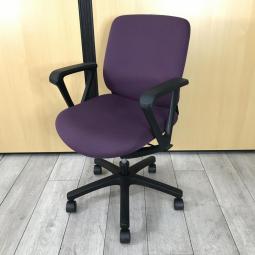 【全ての機能をコンパクトに！クッション性が高く座り心地が良いコンパクトチェア！】■ITOKI（イトーキ）製　トルテRチェア　肘付ローバック　■固定肘　■プラムパープル　【弊社使用欄：A01006773】【SN】
