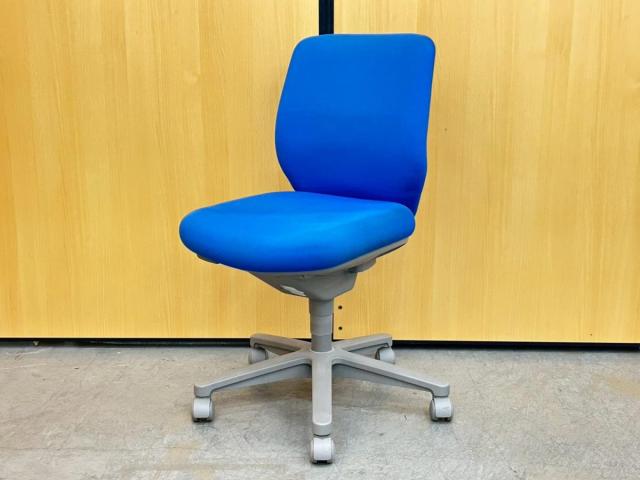 【体にフィットするダブルクッション構造！快適さと集中力をキープ！】■コクヨ（KOKUYO）製　セディスタチェア（SEDISTA）　ローバック　肘無し　■色：モデレートブルー【弊社使用欄：A01010091】【SN】