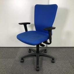 【定価約5万円】【人間工学に基づいた快適シーティング・ワーキングチェアの定番モデル！】■オカムラ製（okamura） カロッツァ（Carrozza）チェア　ハイバック肘付き　■可動肘　■ブルー【弊社使用欄：A00988974】【SN】