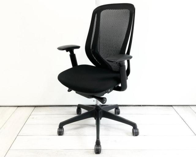オカムラ製品で最も人気を集める高機能メッシュチェア！柔らかいクッション、フィットするメッシュ構造、前傾機能！
■ オカムラ/シルフィー/ブラック　可動肘付き