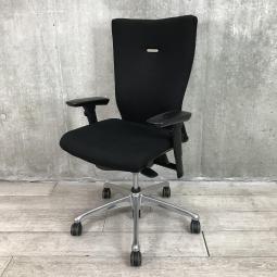 【関東倉庫在庫品】【快適な座り込みを実現できる！】■オカムラ製　フィーゴ　肘付ハイバックチェア　■ブラック【弊社使用欄：A00960043】【ECBMC】【在庫入替セール品につき限定特価！】