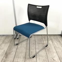 【定価約３万円】【オシャレなカラーとシンプルなデザイン！重ねて収納可能なスタッキングチェア】■オカムラ(okamura)製　レーテシリーズ　スタッキングチェア　ミーティングチェア　■背面樹脂メッシュブラック（ヌードタイプ）　座面ブルー