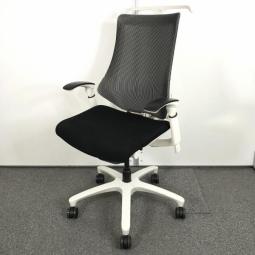 【姿勢の変化にフレキシブルに対応する高機能メッシュチェア！】■イトーキ（ITOKI）製　エフチェア　肘付ハイバック　■可動肘　■背面メッシュ　■ハンガー付き　■ブラック/ホワイトフレーム【弊社使用欄：A00989850】