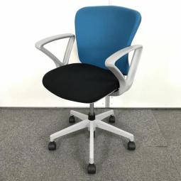 【スタンダードなデザインで座りやすい！セルフアジャストメント機構採用であらゆるワークシーンにフィット！】■イナバ（Inaba）製　バルチェ（Valche）　肘付き　ローバック　■背面ブルー × 座面ブラック × シェル：グレー　■サークル肘【弊社使用欄：A00994781】