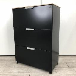 【入荷の少ないアルツァータシリーズ！シックなブラックカラーで入荷！！】■オカムラ（okamura）　アルツァータシリーズ　3段ラテラル書庫　■本体ブラック　天板ナチュラル　■W800×D400㎜　■シリンダー錠【弊社使用欄：A00992992】