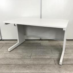 【在庫入替えセール！】【定番・安定のスタンダードデスクシリーズ！サイズも定番の横幅1200㎜！】■内田洋行製（ウチダ）　スカエナシリーズ　平デスク　■ホワイト　■W1200×D700mm　■配線口