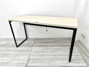 【定価約15万円】【木目天板とブラック脚がモダンなオシャレナデザインのカウンターテーブル！】■オカムラ/アルトピアッツァ　■カウンターテーブル　■ナチュラル天板/ブラック脚　■コンセントユニット付(2口)