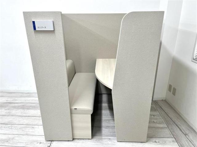 【定価約64万円】【集中力向上におすすめ！1人用ワークブース！】■オカムラ/ブレスタ　■アイボリー　■集中ワークブース　■ローパーティション