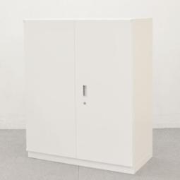 【6台入荷】【定番シンプルな両開き書庫！】■クロガネ（KUROGANE）製　両開き書庫　ローキャビネット　■シリンダー錠　■ホワイト　■ベース付き