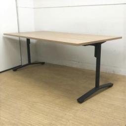【1台限定】【2025.05,22入荷予定】【中古では珍しいブラック脚！】定価20万以上！1台限定！オシャレな最新カラーのテーブル！コクヨ　ビエナ　キャスター付　ナチュラル　オフィスバスターズ　梅田本店