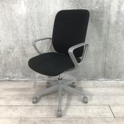 【関東倉庫在庫品】【低価格帯で機能がそろったオススメチェア！】■オカムラ製　CG-R　肘付ハイバックチェア　■ブラック【弊社使用欄：A00975194】【ECBMC】【在庫入替セール品につき限定特価！】