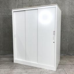 【スライド引き戸だから開閉スペースに困らない！奥行500㎜・天板付きのローキャビネット！】■okamura（オカムラ）製　レクトラインシリーズ　3枚戸タイプ　引き違い書庫　D500㎜　■本体：ホワイト　天板：ナチュラル木目　■シリンダー錠　オフィスバスターズ　心斎橋店