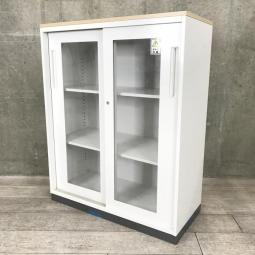 【ガラス戸で開けずとも中が一目瞭然！ナチュラル天板付でカウンターにも！】■ウチダ製　HSシリーズ　引き違いローキャビネット　2枚ガラス戸　■本体ホワイト×ナチュラル天板　■シリンダー錠　【弊社使用欄：A00994803】
