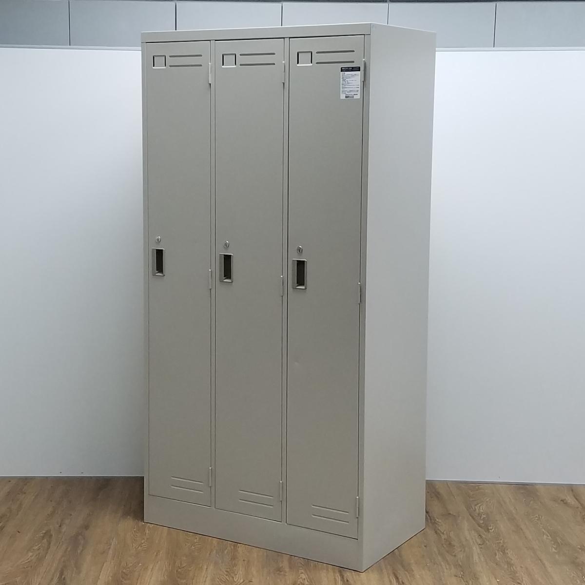 コクヨ　LKシリーズ　ニューグレー　W900/D515/H1790サイズ　ゆとりのある収納スペース！　衣類や個人の荷物・貴重品の管理にオススメ！　3人用更衣ロッカー！！
                        LKロッカー
                                    中古
            