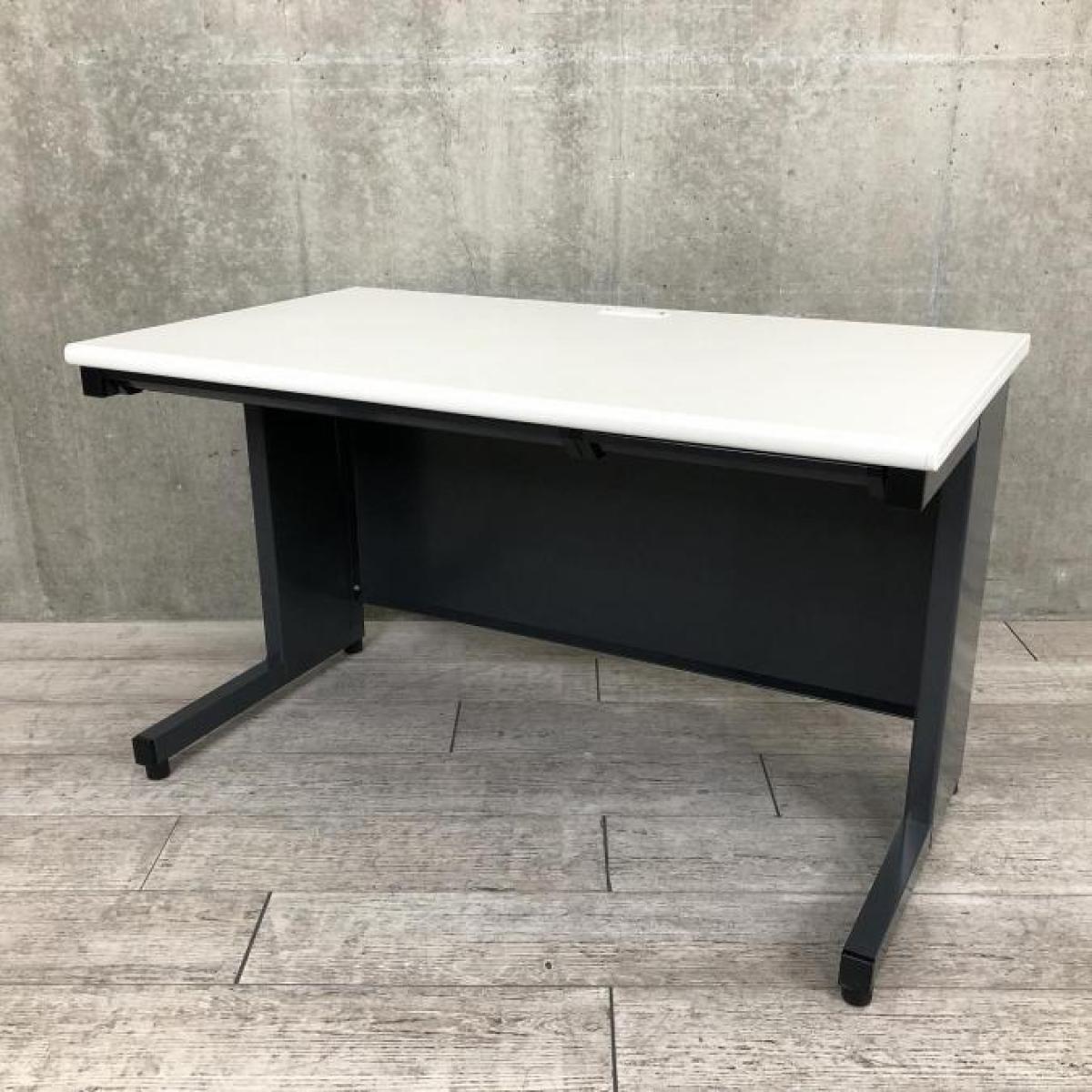 【ホワイト天板とブラック脚のコントラストがオシャレ！定番サイズの幅1200㎜！】■プラス (PLUS）製　フラットラインシリーズ　平机　引き出し付き　■天板ホワイト×本体ブラック　中古　増員　起業
                        フラットライン
                                    中古
            