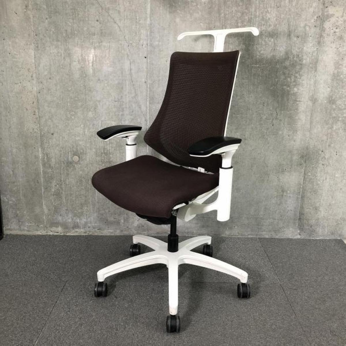 【スタイリッシュなデザインのメッシュチェア・姿勢の変化にフレキシブルに対応！】2020年製で新しい！■イトーキ　エフチェア　ハイバック肘付き　■可動肘　メッシュバック　■チョコレートブラウン × ホワイトシェル
                        エフメッシュ
                                    中古
            