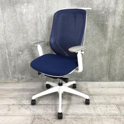 【在庫入れ替えセール】【前傾チルト機能付き大人気メッシュチェア！】■オカムラ（okamura）製　シルフィーチェア（Sylphy）　肘付き　ハイバック　■背面メッシュ　■可動肘　■ハンガー付き　■ブルー×ホワイトシェル【管理番号：A01009711】