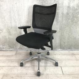 【関東倉庫在庫品】【快適な座り込みを実現できる！】■オカムラ製　フィーゴメッシュ　肘付ミドルバッグチェア　■ブラック【弊社使用欄：A00976054】【ECBMC】【在庫入替セール品につき限定特価！】