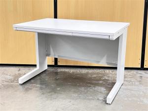 【在庫入替セール品】【便利なコンセント付きのホワイトデスク！幅1100でコンパクト！】■ウチダ/スカエナシリーズ/平デスク/引出し付き/W1100/D700mm/ホワイト/コンセント付/オススメ(おすすめ) /人気商品【弊社使用欄：A00979971】【SN】