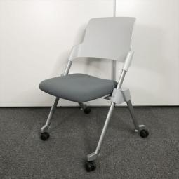 【1脚限定】【残り1脚のためお安く！】【コクヨ製の2通りのスタック方法を兼ね備えた効率性に優れたチェア「アンフィ」入荷！】■コクヨ（KOKUYO）　アンフィシリーズ　スタッキング　ネスティング　■グレー　■キャスター付/背樹脂　オフィスバスターズ　梅田本店