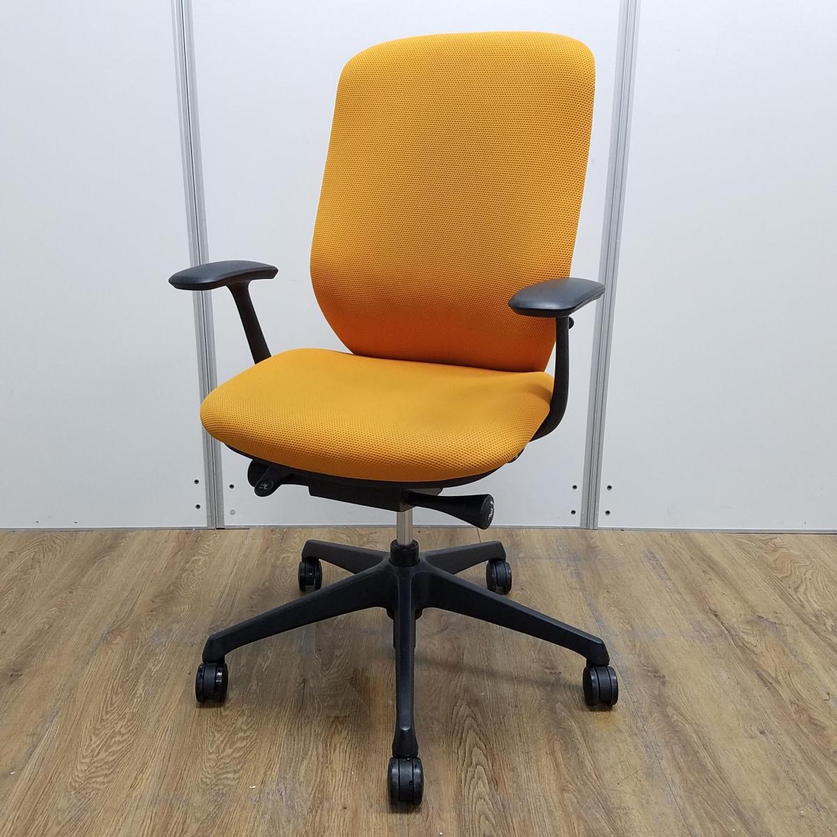 【商品入替のため、残り1脚限り】オカムラ製　シルフィーシリーズ　オレンジ　背もたれクロス　ブラックフレーム　デザインアーム※固定肘　樹脂脚　肘付きハイバックチチェア！！
                        シルフィー
                                    中古
            