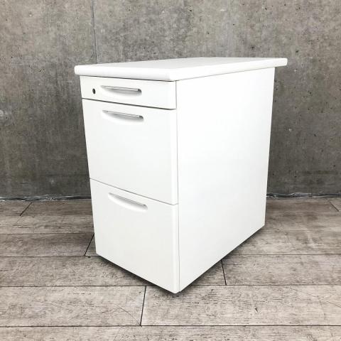 【定価約10万円】【収納と作業スペースを同時に確保できる３段脇机！】■オカムラ（okamura）　SD-Vシリーズ　脇机3段　H700mm　■色：ホワイト　■シリンダー錠 【弊社使用欄：A01013281】
