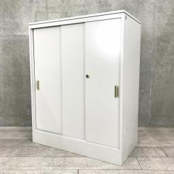 【在庫入れ替え】【引き違いだから扉の開閉スペースの心配なし！狭い空間にも設置が可能！】■オカムラ（okamura）製　42ストレージシリーズ　ローキャビネット　引き違い　3枚扉　■グレー　■シリンダー錠　■天板/ベース付き